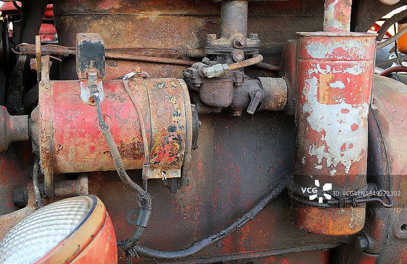 老式复古生锈的农用拖拉机引擎特写图片素材