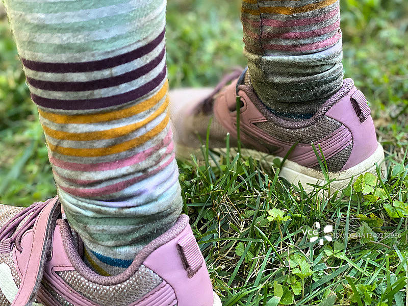 户外玩耍后沾满泥浆的女孩打底裤和运动鞋图片素材