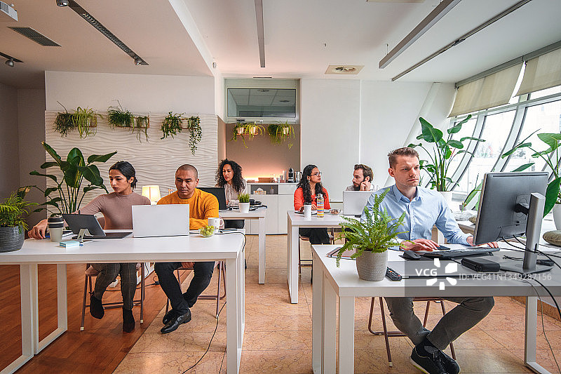 参与商务研讨会的多样化人群图片素材