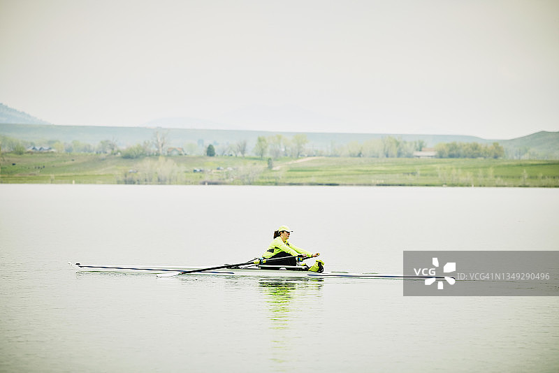 清晨，女子赛艇运动员划单人艇训练图片素材