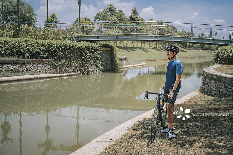 中国亚洲男性骑行者在乡村骑行图片素材
