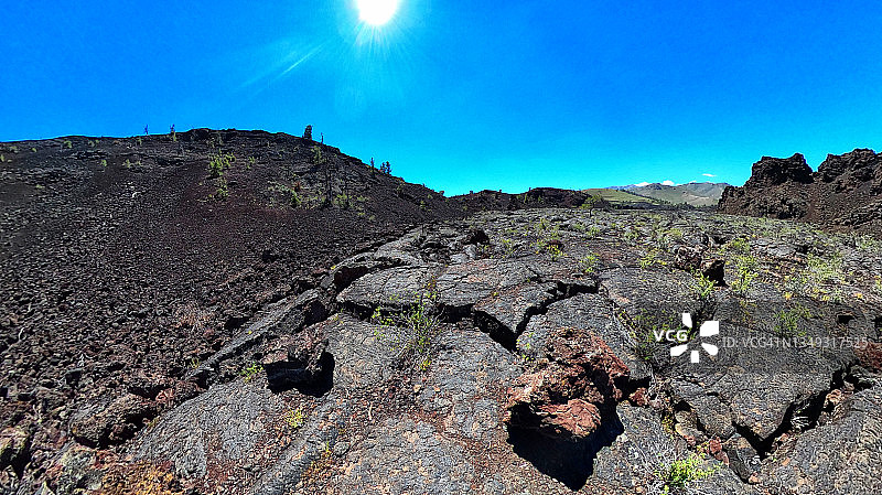 徒步穿越熔岩地区图片素材