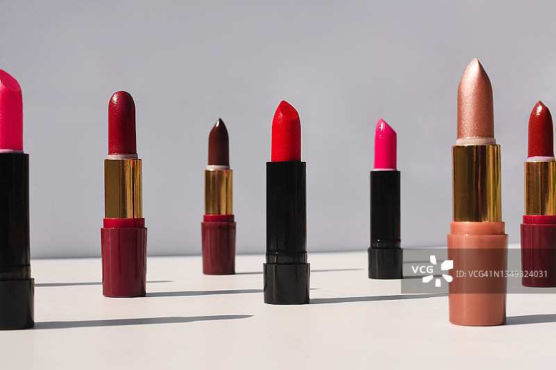 白色背景上的彩色口红阴影图片素材