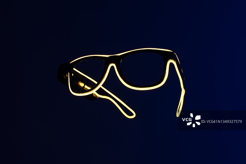 夜晚发光的黄色霓虹新潮眼镜图片素材