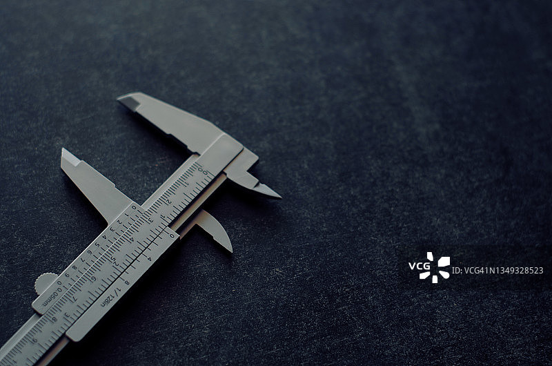 黑色地板上的塑料游标卡尺图片素材