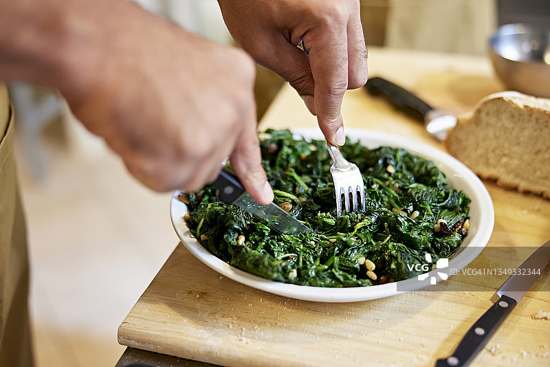 切割煮熟的菠菜制作意大利卷饼馅料图片素材