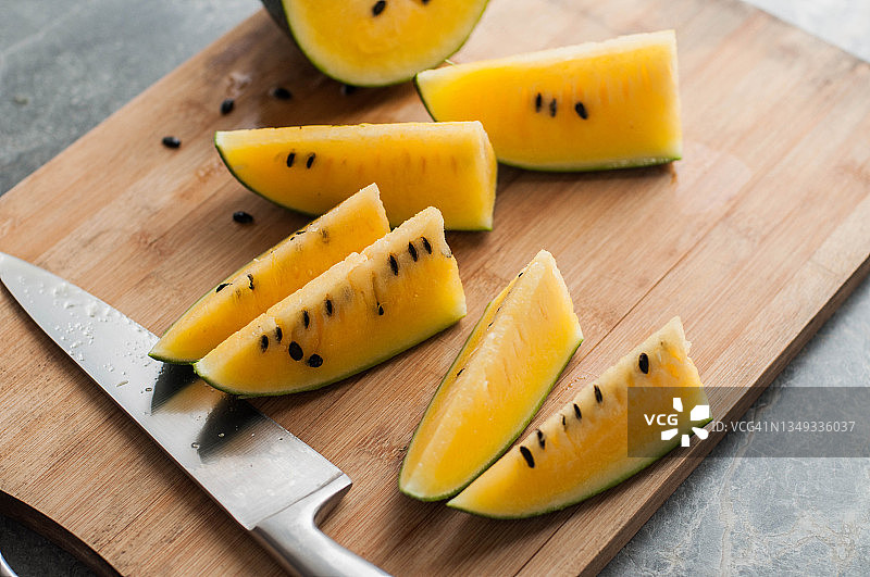 切片成熟黄瓤西瓜，砧板图片素材