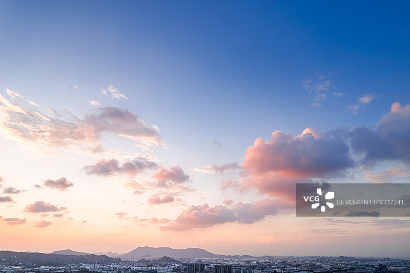 夏日天空云朵落日余晖实景图图片素材