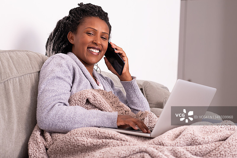 在家工作的女人图片素材