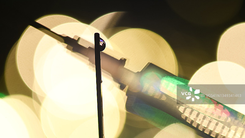 针尖有液体的注射器特写，新冠疫苗概念图片素材