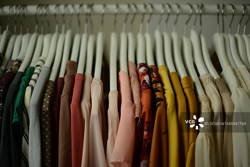 按颜色排列的彩色女式衬衫图片素材