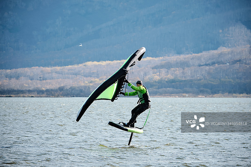 经验丰富的运动员翼板冲浪图片素材