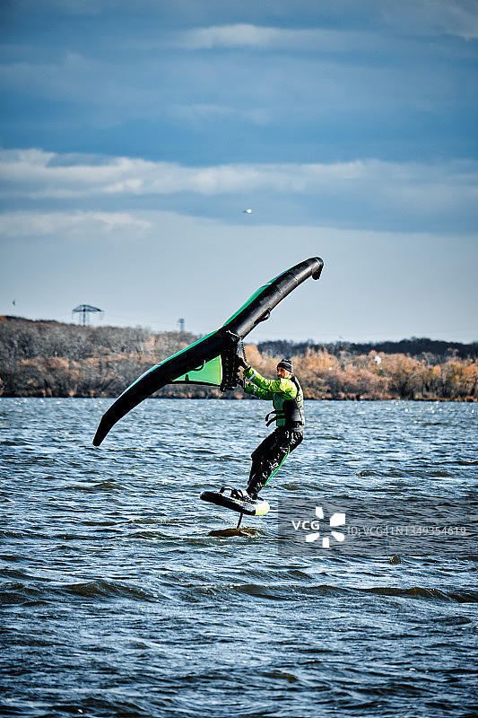 经验丰富的运动员翼板冲浪图片素材