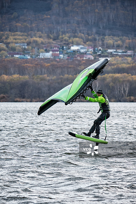 经验丰富的运动员翼板冲浪图片素材