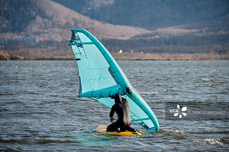准备起航的翼板风帆运动员图片素材