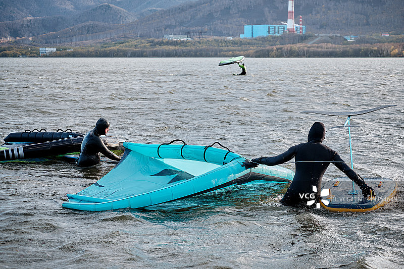 运动员带着翼型水翼板返回起点图片素材