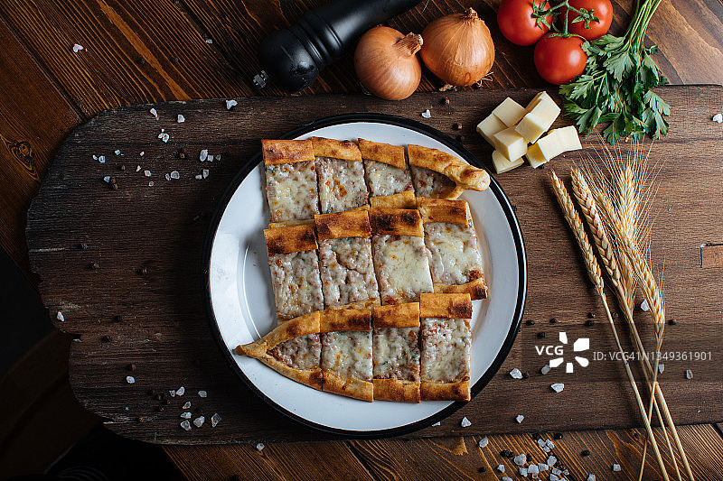 传统土耳其美食：拉赫麦、基伊玛和库斯巴西皮德图片素材