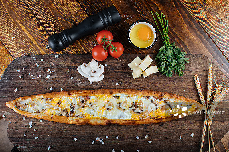 传统土耳其美食：拉赫麦、基伊玛和库斯巴西皮德图片素材