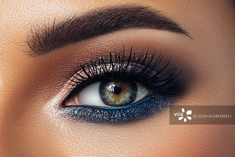 浓妆美女面部特写图片素材