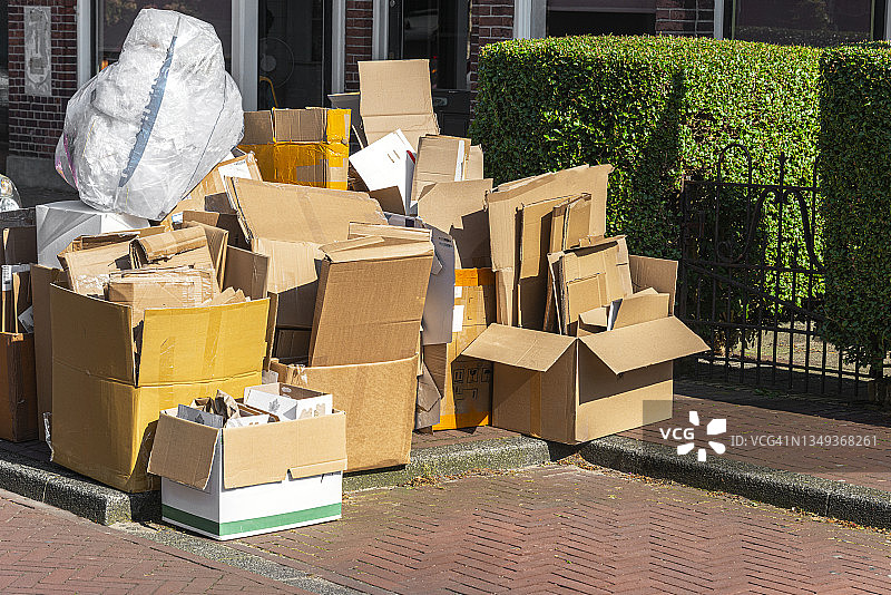 人行道上堆放的纸板箱图片素材