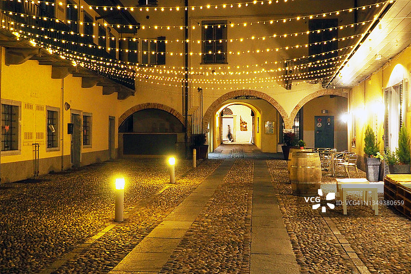 贝加莫阿尔比诺历史名镇的旧鹅卵石庭院图片素材