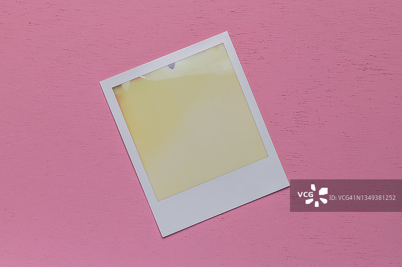 粉色背景上的即时空白照片模板图片素材