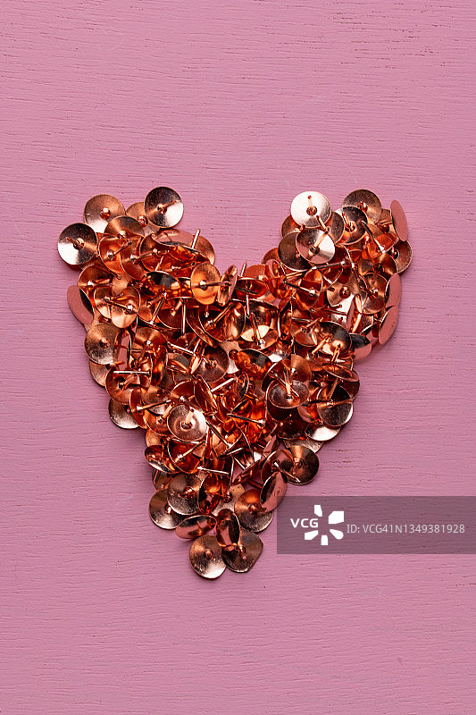 金色心形图钉粉色背景图片素材