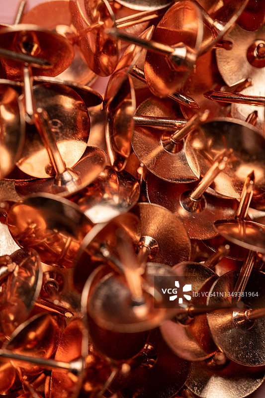 金色图钉或按钉微距拍摄图片素材