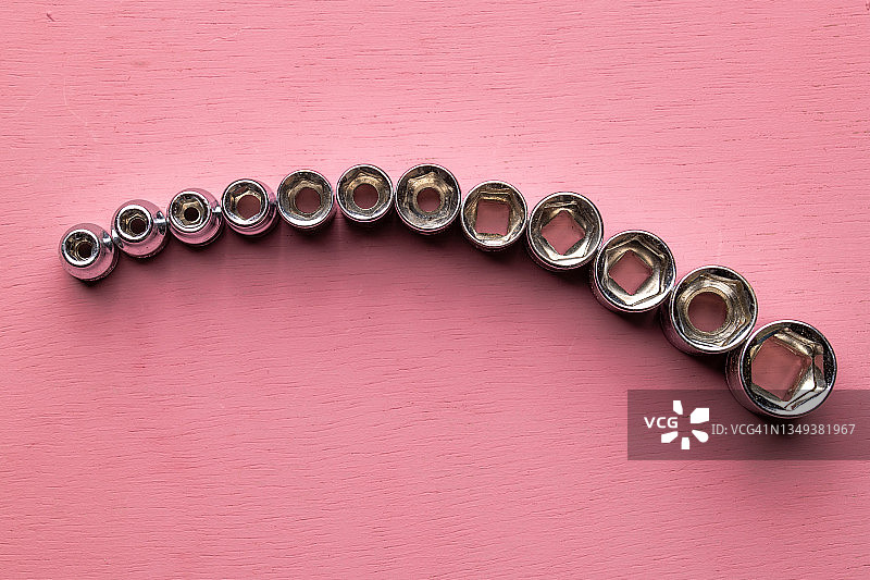 粉色背景上的套筒扳手工具图片素材