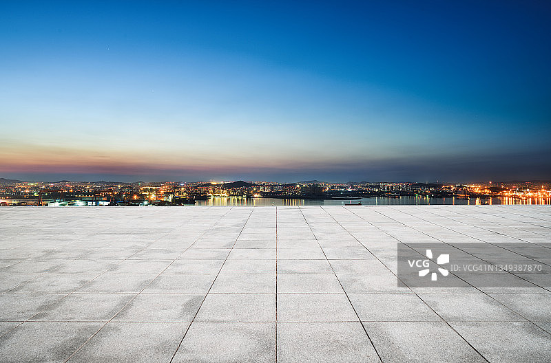 夜晚城市海湾的空旷广场图片素材