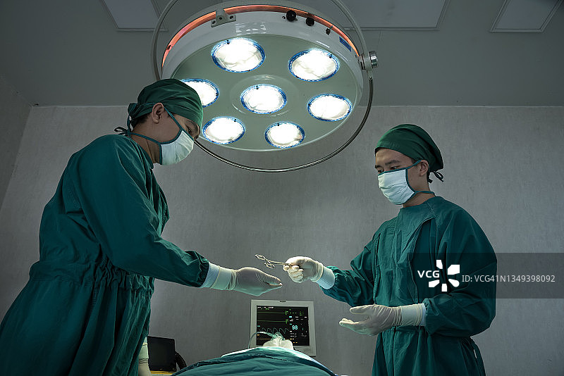 外科医生为病人做手术图片素材