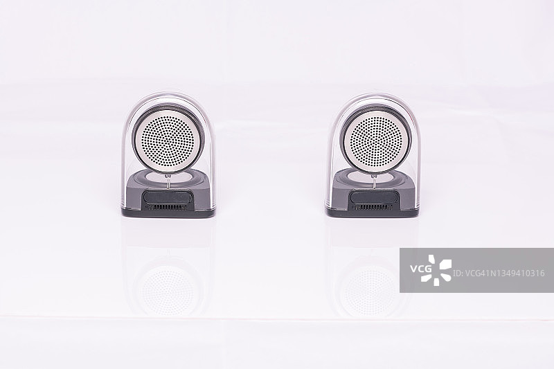 白色背景上的无线蓝牙音箱图片素材