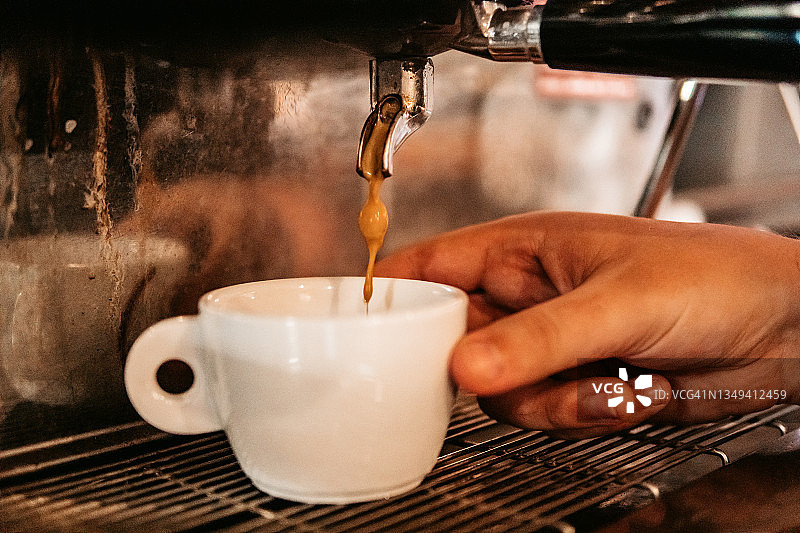 咖啡师制作咖啡图片素材