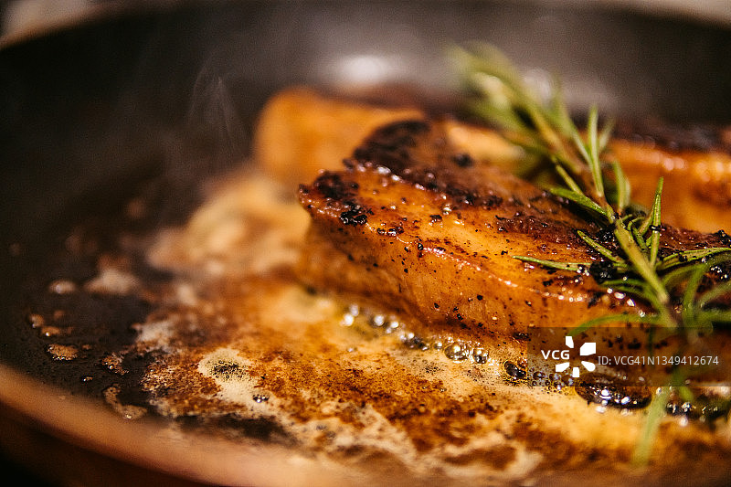 煎腌制排骨图片素材