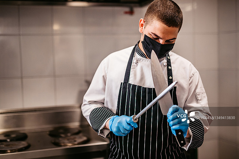 厨师磨刀图片素材