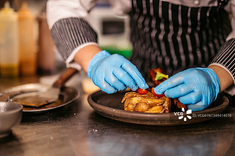 厨师供应腌制排骨和土豆图片素材