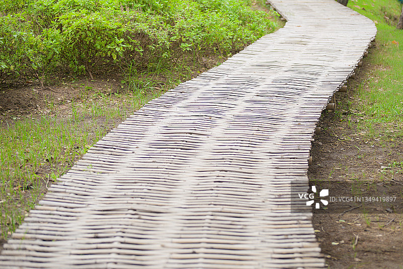 花园竹制人行道或小路图片素材