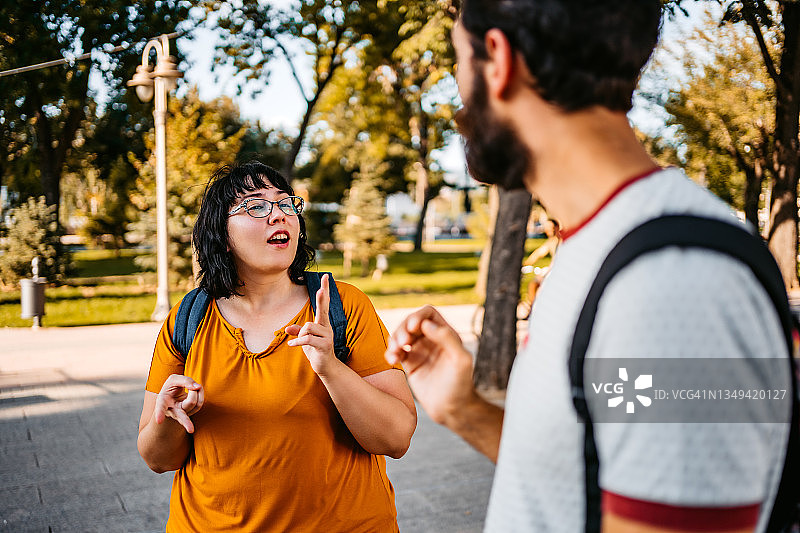 两个年轻人在用手语交谈图片素材