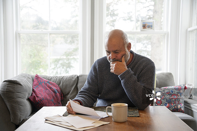 中年男人在家处理个人财务图片素材
