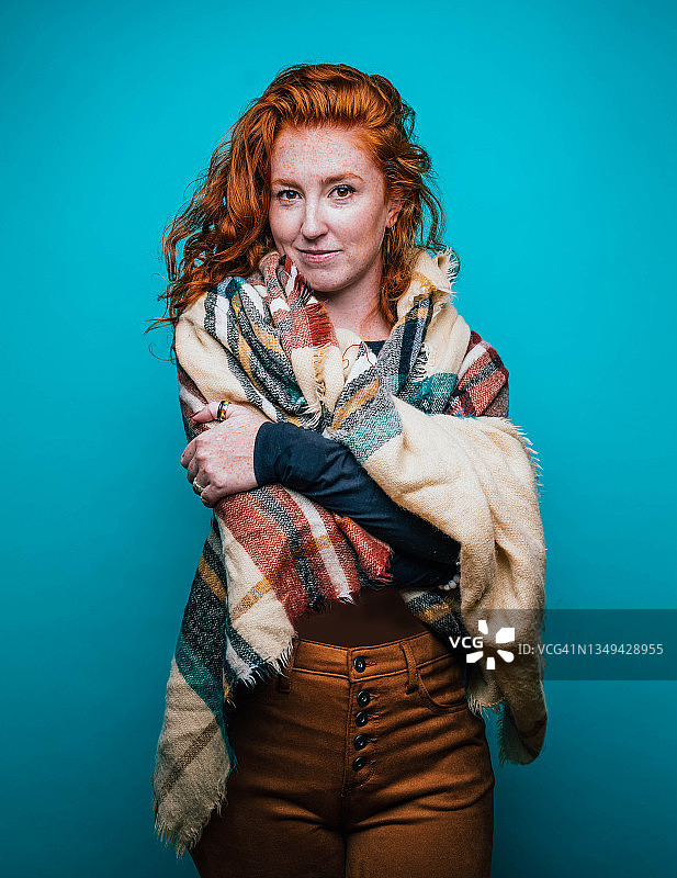 戴着冬季围巾的漂亮红发女人图片素材