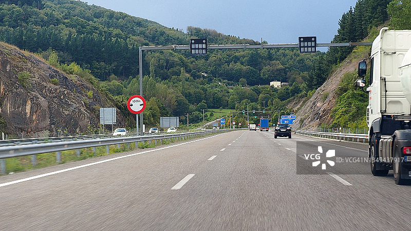 高速公路上进入隧道前的绿灯信号汽车视角图片素材