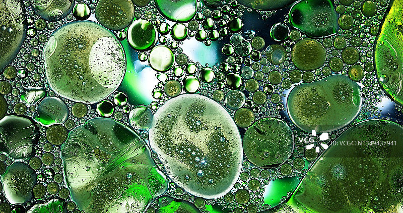 液体背景上的气泡和水滴形成的抽象形状和纹理图片素材