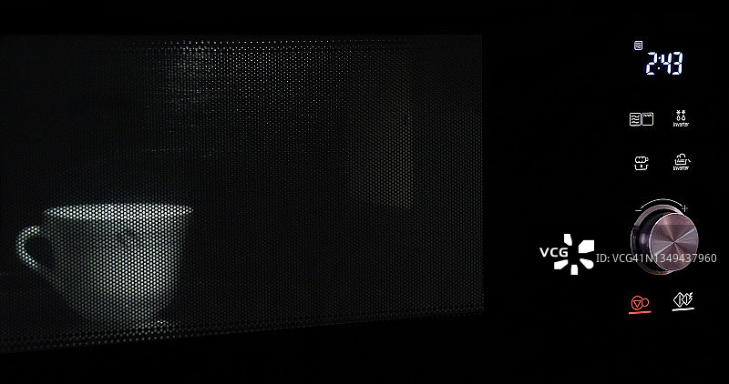 微波炉加热牛奶图片素材