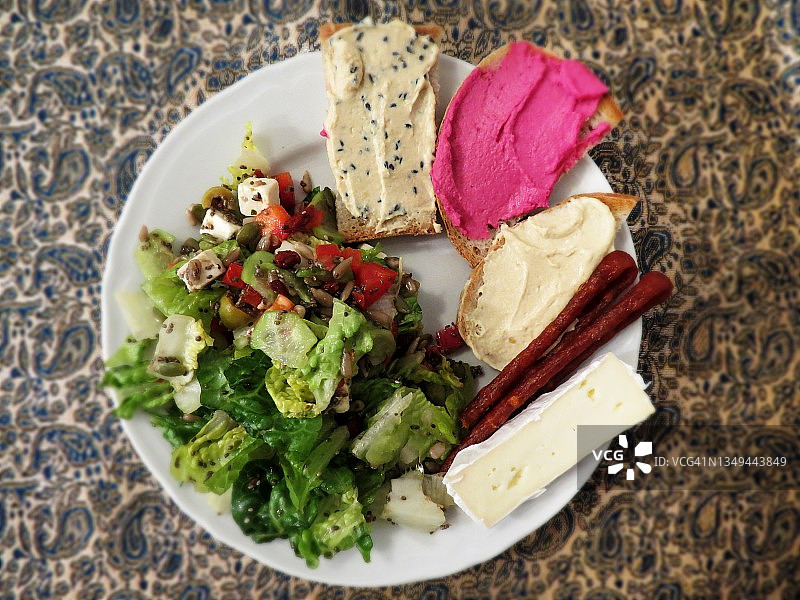 沙拉、三明治、奶酪和蔬菜香肠图片素材