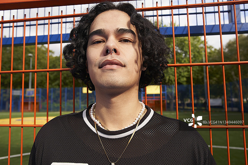 户外运动场上的Z世代男人肖像图片素材