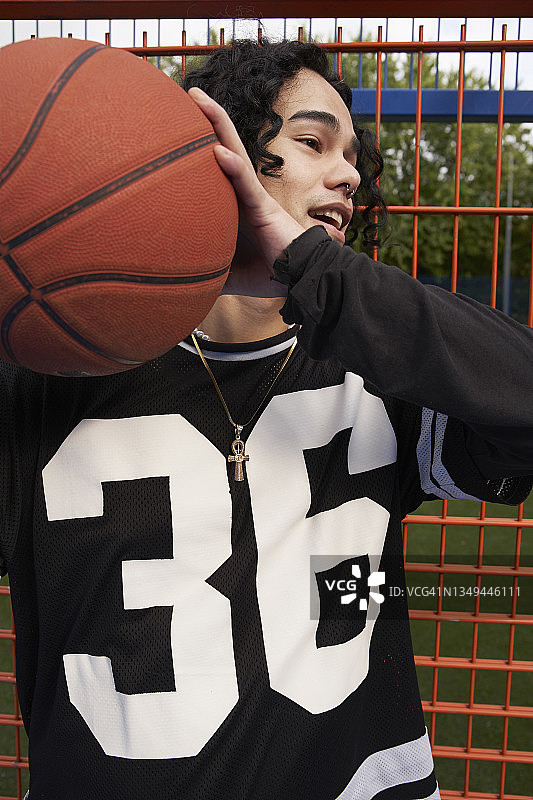 篮球运动员传球图片素材