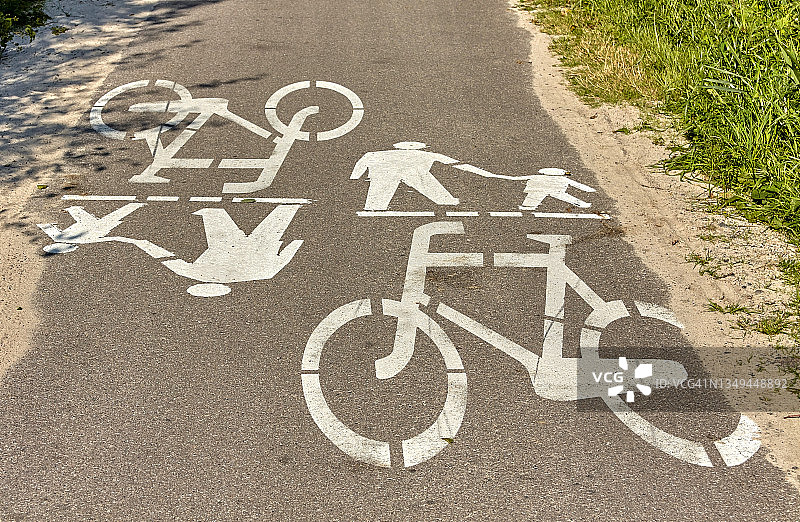 自行车道和人行道沥青路面标志图片素材
