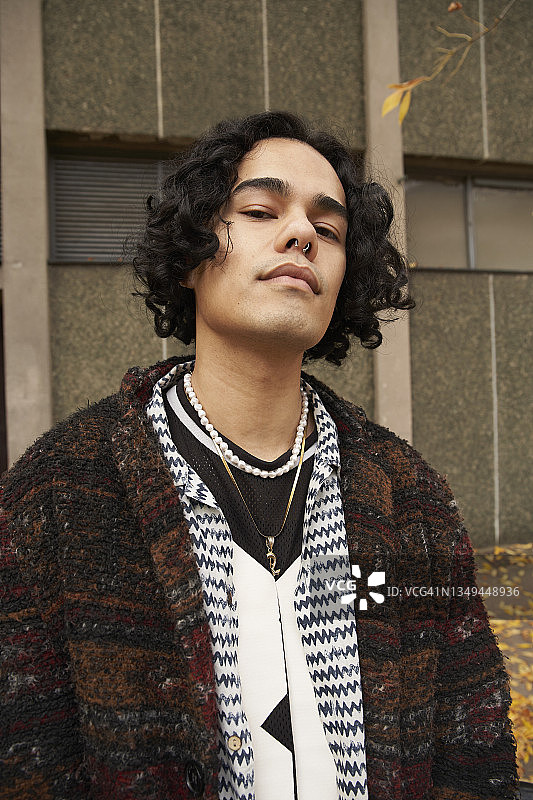 自信的时尚男士人像图片素材