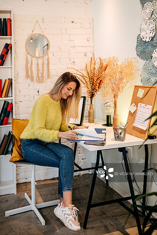 在家工作的漂亮女性进行在线股票交易图片素材