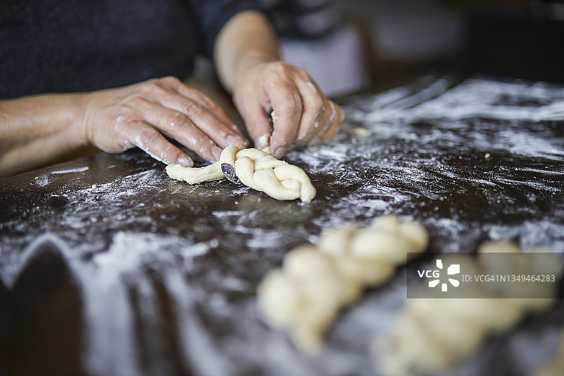 家庭主妇制作辫子面包图片素材